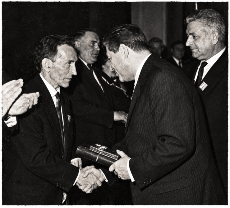 František Tesař předává vyznamenání Jaroslavu Prchalovi, předsedovi JZD Želeč, roku 1965